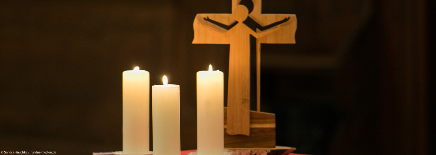 Holzkreuz mit Silhouette, die heraustritt.