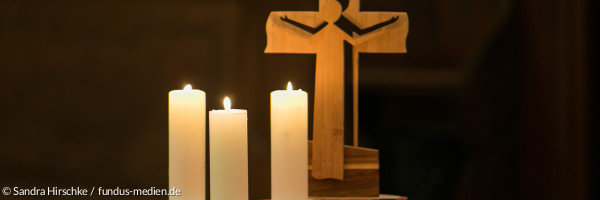 Holzkreuz mit Silhouette, die heraustritt.