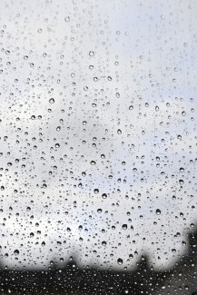 Regentropfen auf Fensterscheibe