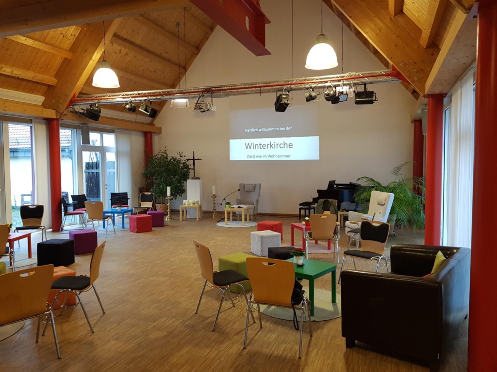 Der große Saal im Gemeindezentrum hat sich in ein Wohnzimmer verwandelt.